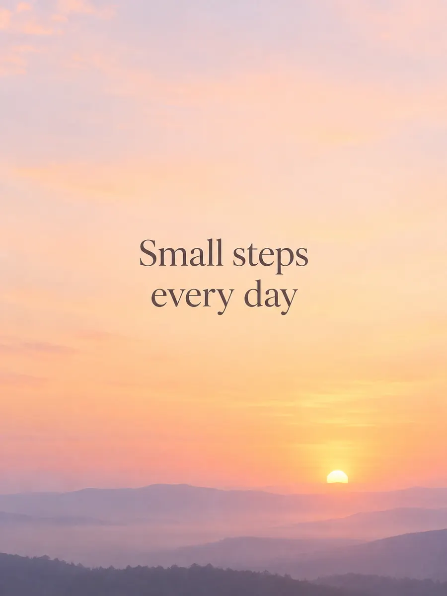 Card con citazione su un'alba color pastello e le parole Small steps every day in carattere serif